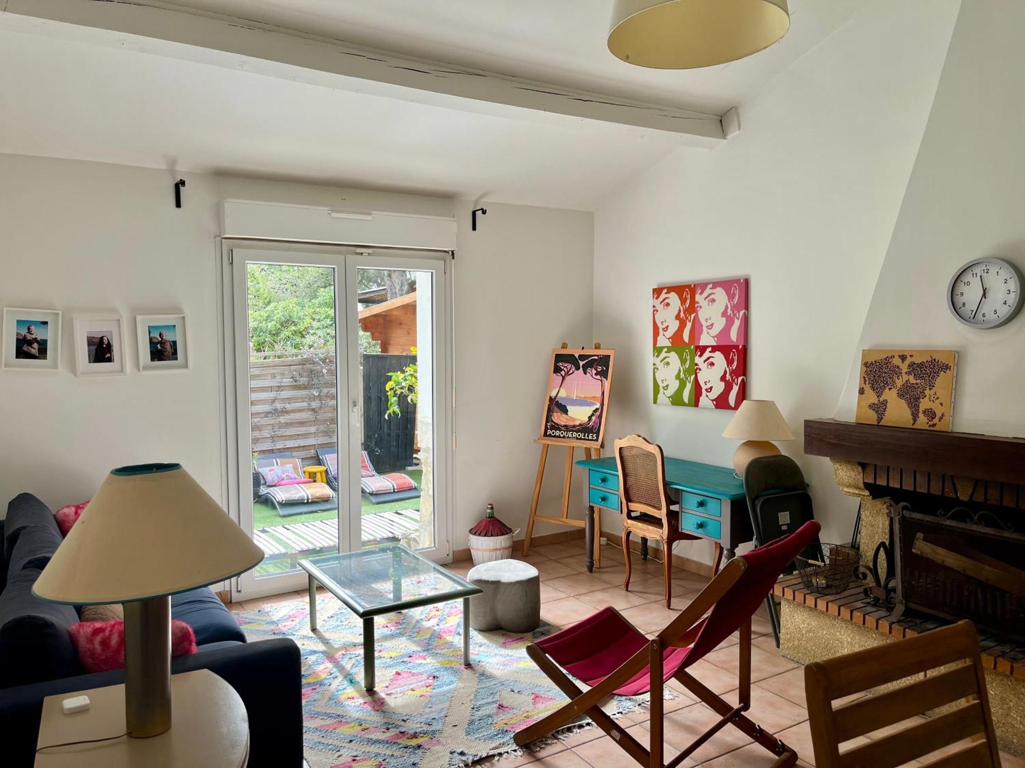 Cassis Hostel *